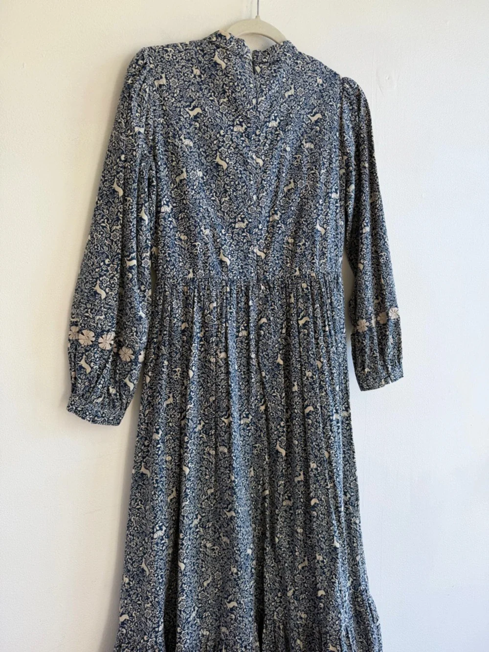 Doen ‘Nova’ Blue Floral Pintuck Midi Dress in Prancing Fawn Print - Picture 4 of 7